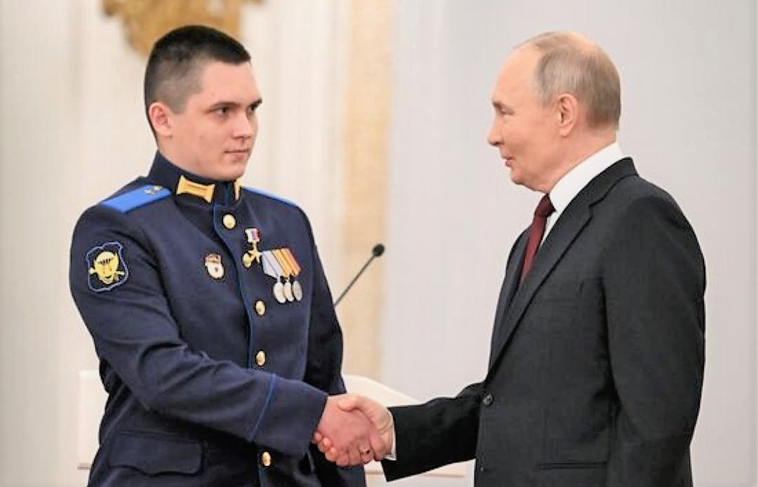 Президент РФ Владимир Путин вручил «Золотую Звезду» Героя России юргинцу Алексею Асылханову