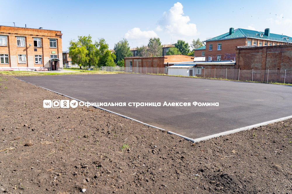 В Юрге продолжается благоустройство стадиона школы №15